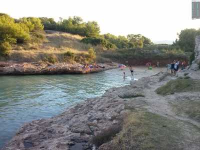 ...fino a incontrare una stretta insenatura che cambia totalmente lo scenario. Siamo davanti a Cala Sottile, una delle pi� piccole spiagge di Monopoli 